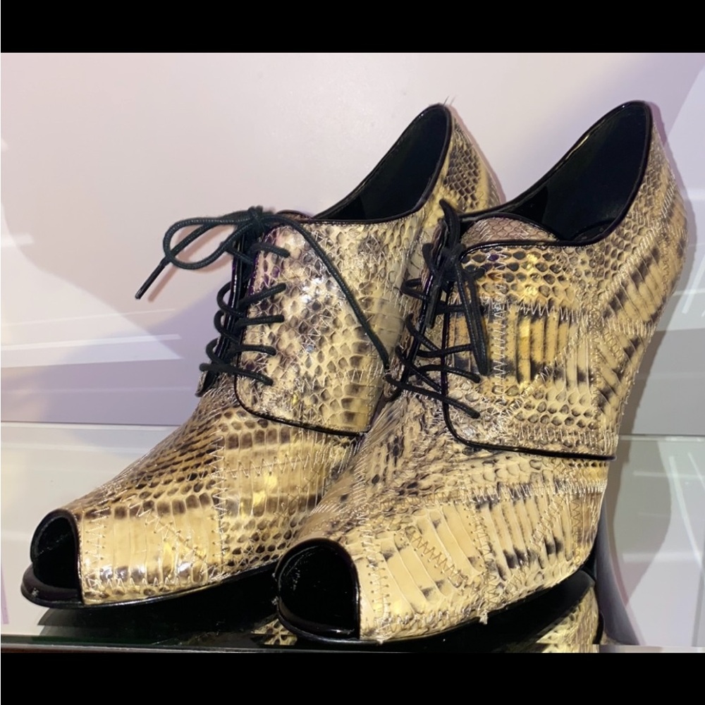 Women Snakeskin Lace-Up Shoes